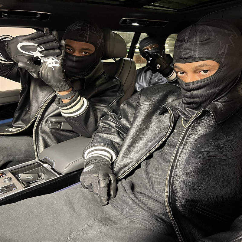 Corteiz Gloves Crtz Alcatraz Genuine Cowhide Leather Mitten Black Wearing Effect