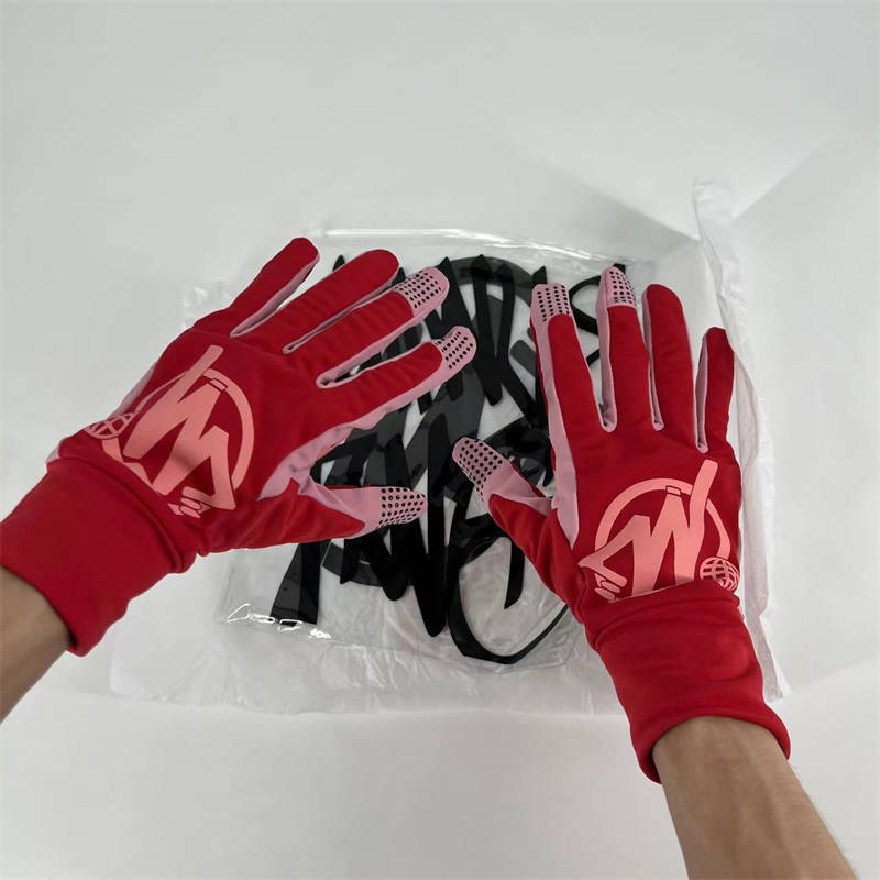 Minus Two Gloves Minustwo Graff Mitten Red Wearing Effect