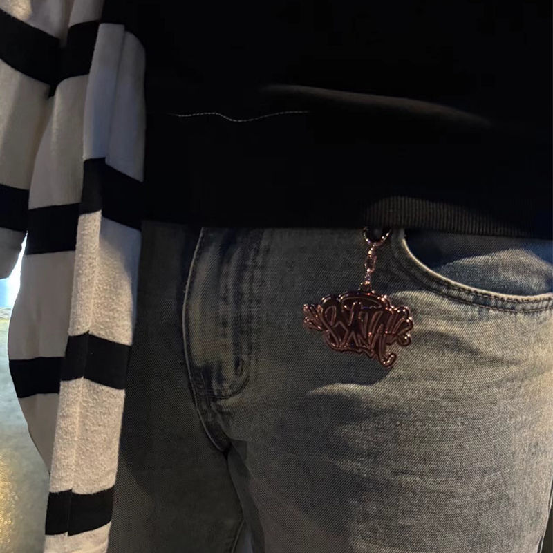 Syna World Keychain Rose Gold Wearing Effect