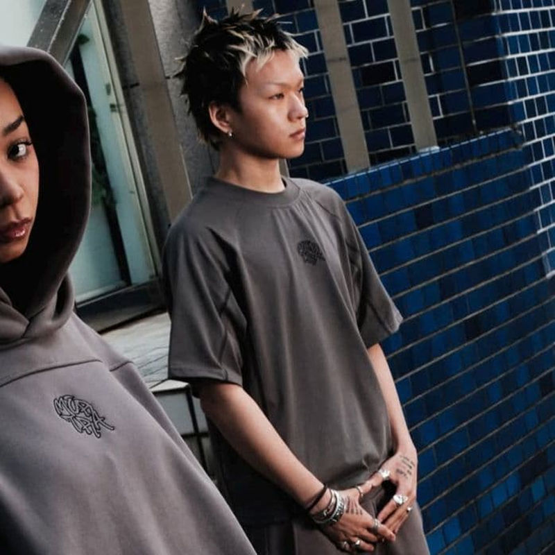 Mertra Cross Point Tee and Shorts Grey Wearing Effect