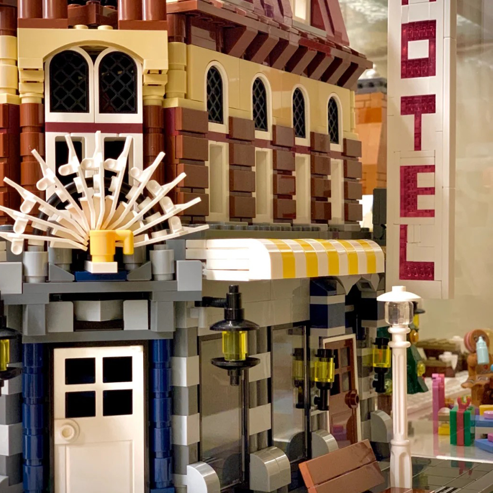(Ship from USA) Classic Creator Expert City Street View Serial Cafe Corner 10182 2133Pcs Building Blocks Bricks With Minifigures