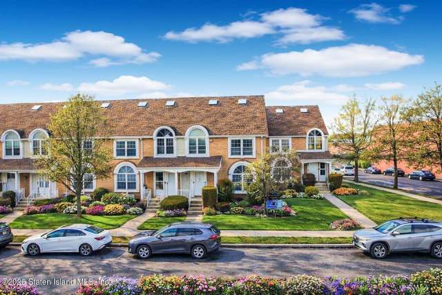 100 Debbie St B, Staten Island, NY 10314