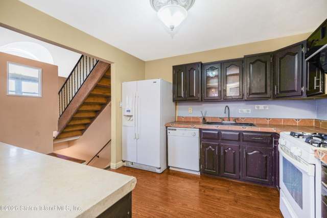 100 Debbie St B, Staten Island, NY 10314