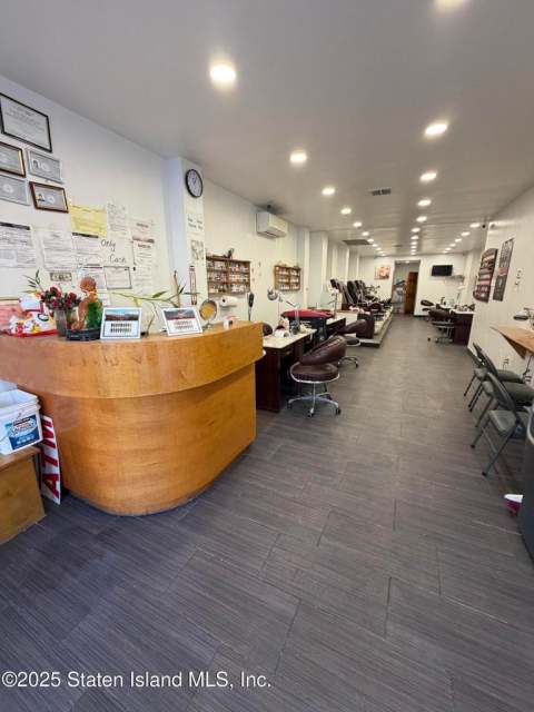 Business -106 Victory Blvd, Staten Island, NY 10301