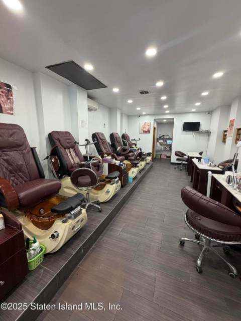 Business -106 Victory Blvd, Staten Island, NY 10301