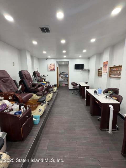 Business -106 Victory Blvd, Staten Island, NY 10301