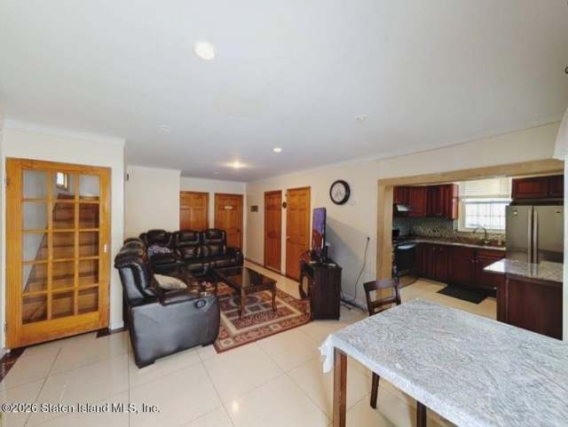 11 Sunnymeade Vlg, Staten Island, NY 10305