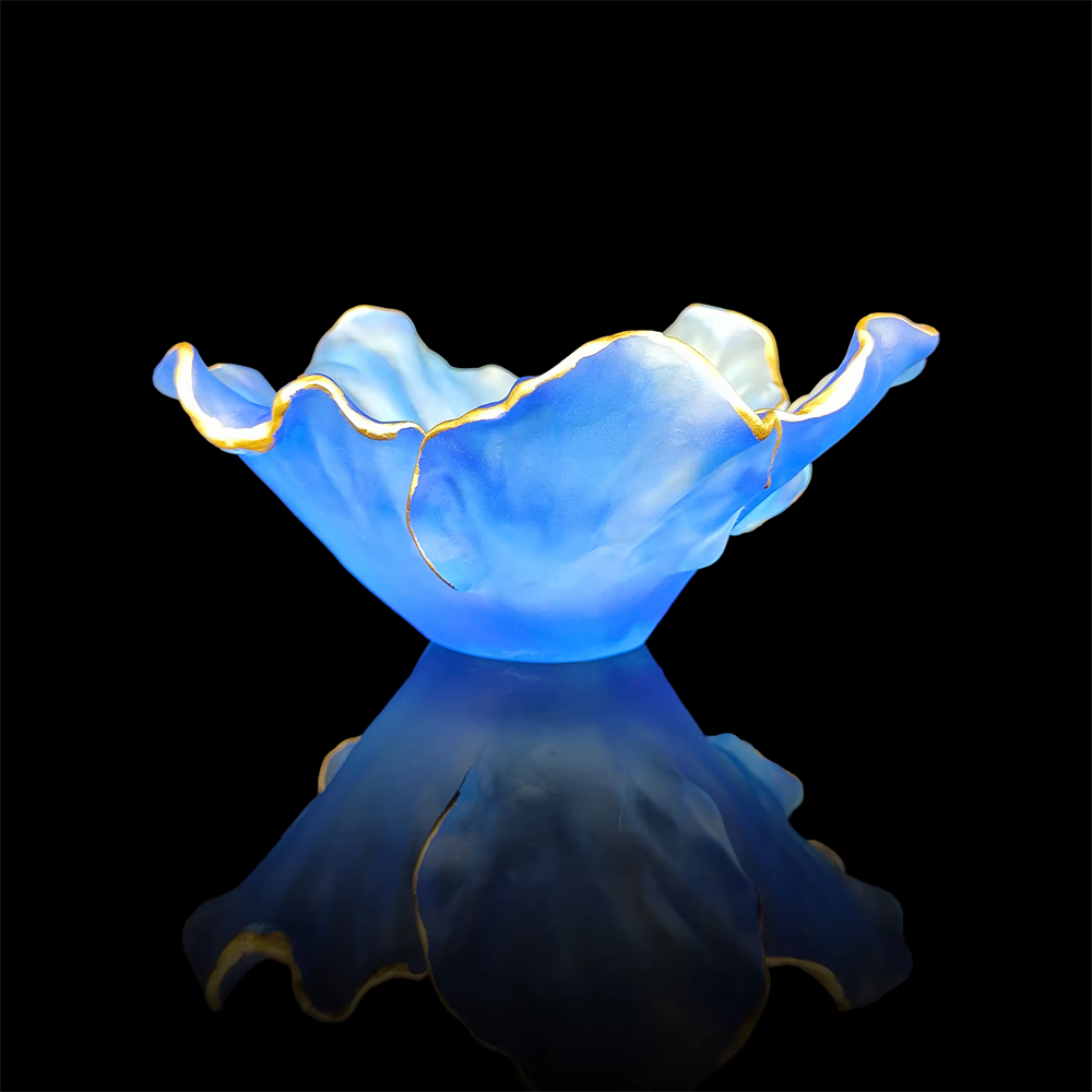 Exquisite crystal art crafts ginkgo leaf plate suitable with a wavy gold line for high-end gifts