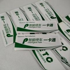 Verschlüsselter ETC 860-960 MHz UHF RFID Manipulationssicherer Windschutzscheiben-Tag mit großer Reichweite für die Fahrzeugzugangskontrolle