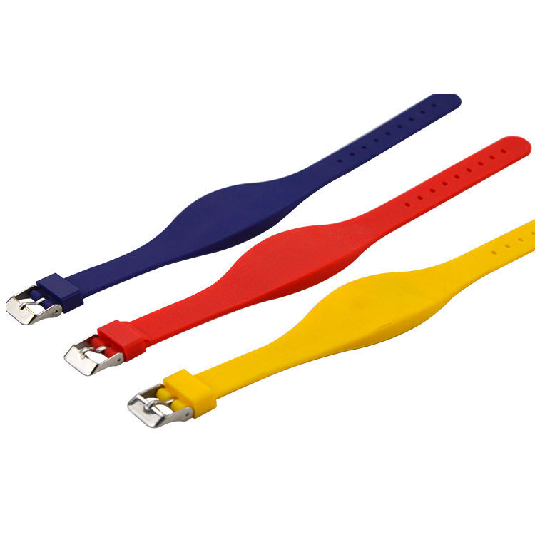 สายรัดข้อมือ RFID UHF ซิลิโคนสำหรับควบคุมการเข้าออกงานอีเว้นท์หรือยิม
