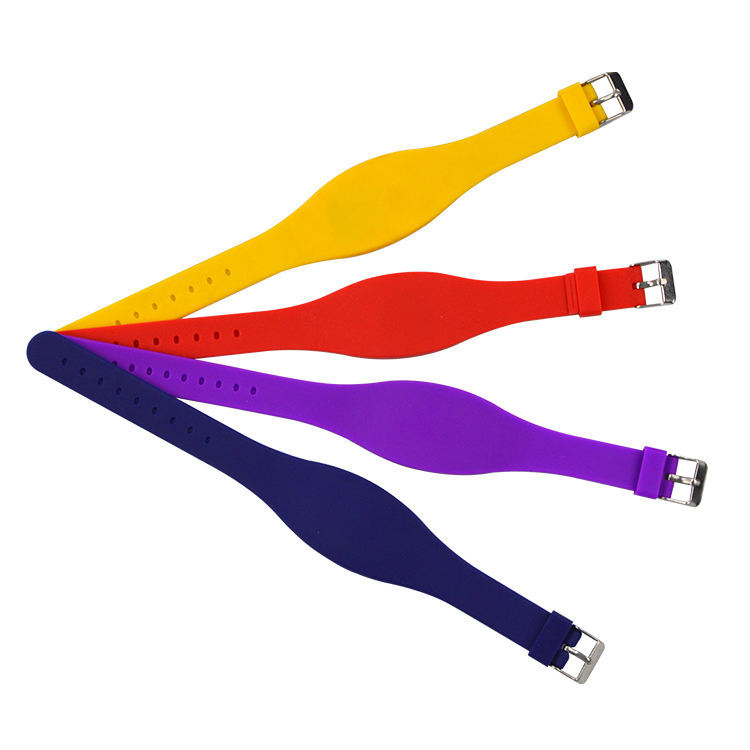 สายรัดข้อมือ RFID UHF ซิลิโคนสำหรับควบคุมการเข้าออกงานอีเว้นท์หรือยิม