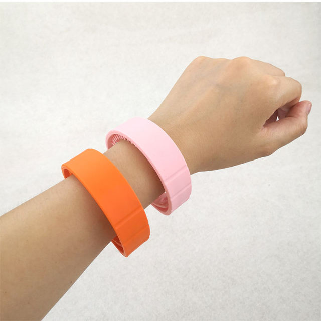 Silicone UHF/HF RFID Wristbands Tag for person access control in events.