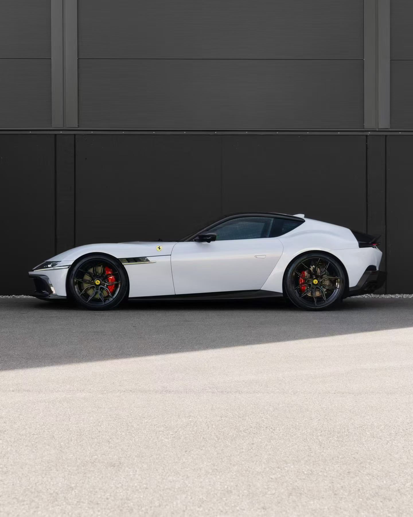 Ferrari 12Cilindri carbon fiber side profile