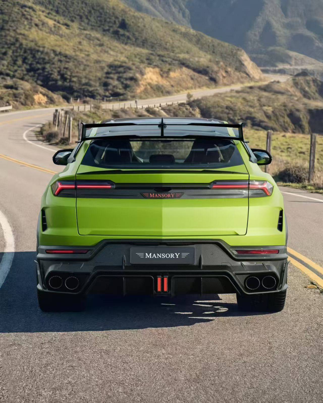 Lamborghini Urus SE carbon fiber rear diffuser and spoiler
