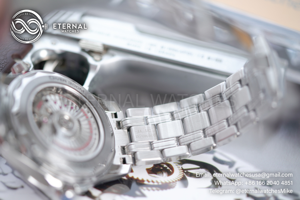 OMEGA - Seamaster Diver 300m 42mm SS/SS White Dial VSF A8800