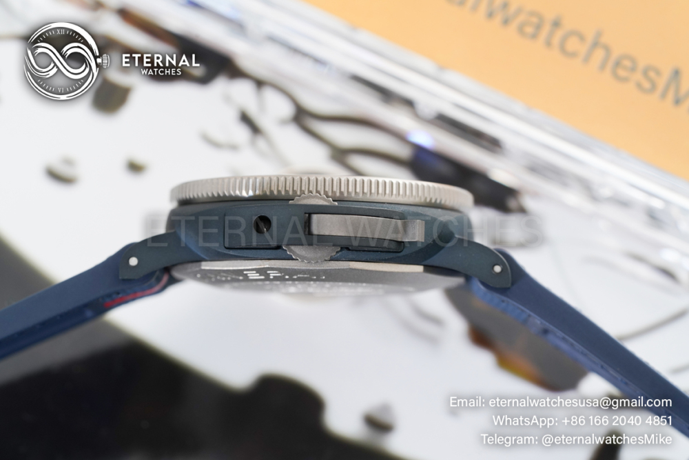 PANERAI - Submersible PAM1543 Luna Rossa 44mm TI/CE White Dial VSF P900