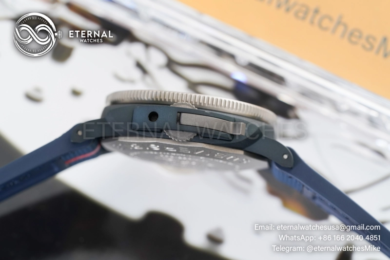 PANERAI - Submersible PAM1466 Luna Rossa 44mm TI/CE Blue Dial VSF P900