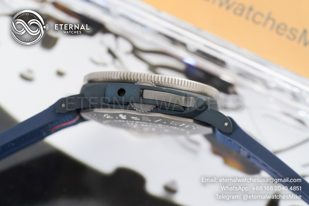 PANERAI - Submersible PAM1466 Luna Rossa 44mm TI/CE Blue Dial VSF P900