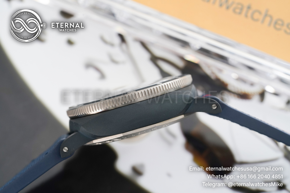 PANERAI - Submersible PAM1543 Luna Rossa 44mm TI/CE White Dial VSF P900