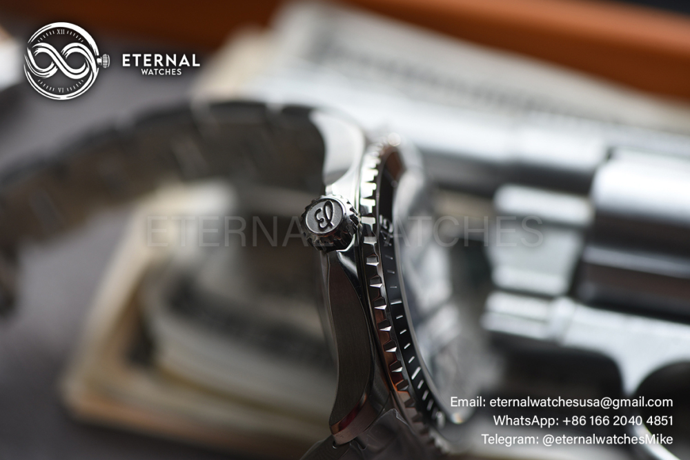 BREITLING - Super Ocean 44mm Black Bezel on Blue Dial Strap TF A2824