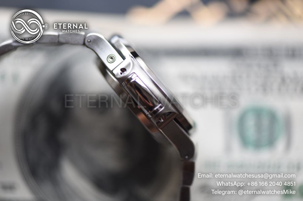 PATEK PHILIPPE - Nautilus 40mm 5740 SS/SS White/Stk TWF A240