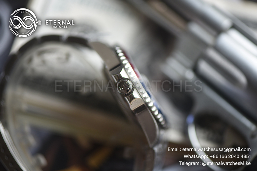 ROLEX - Vintage GMT Master II 126710 Pepsi Oyster 40mm SS/SS Black 3255