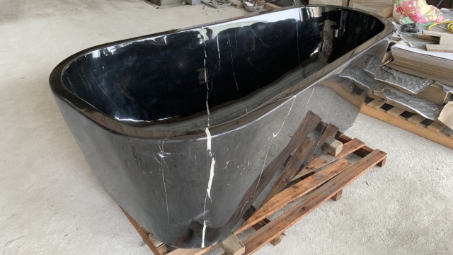 Nero Margiua Bathtub