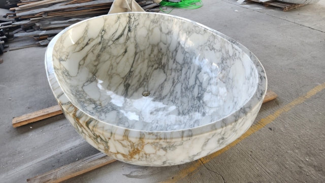 Calacatta Gold Bathtub