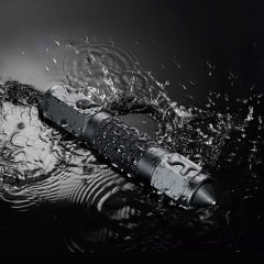 Аварийный молоток безопасности и фонарик в машине