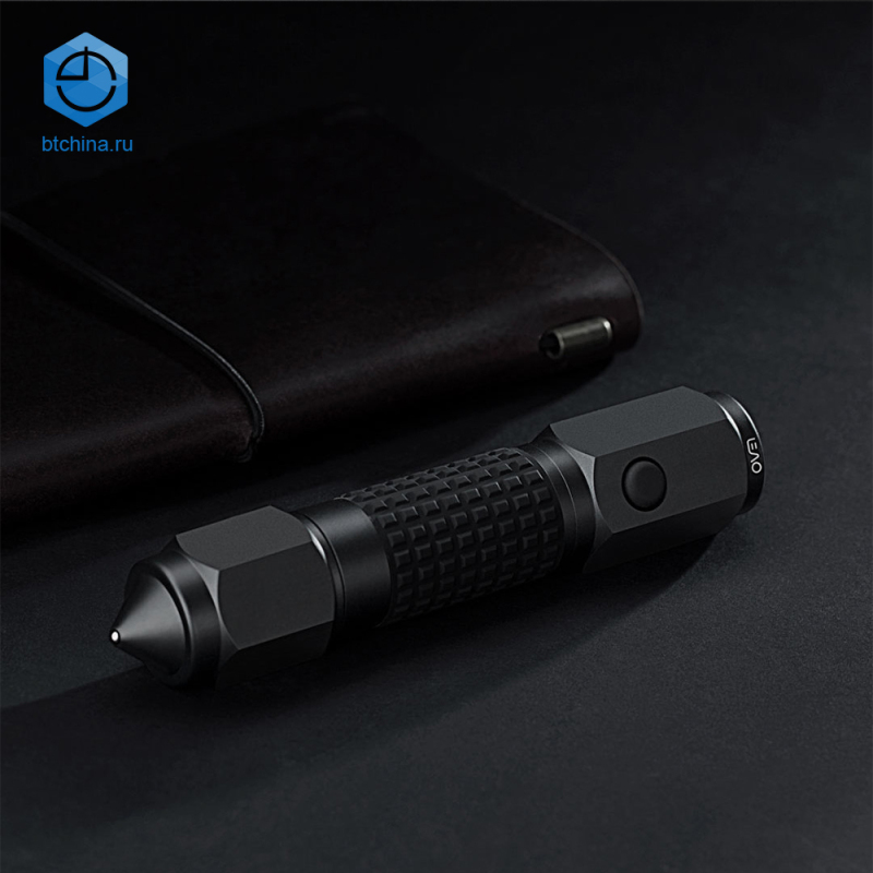 Аварийный молоток безопасности и фонарик в машине