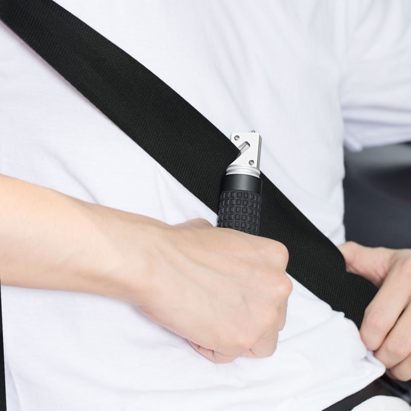 Аварийный молоток безопасности и фонарик в машине