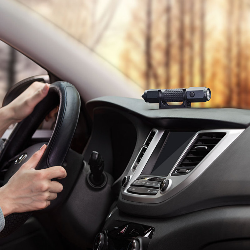 Аварийный молоток безопасности и фонарик в машине