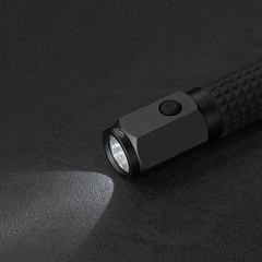 Аварийный молоток безопасности и фонарик в машине