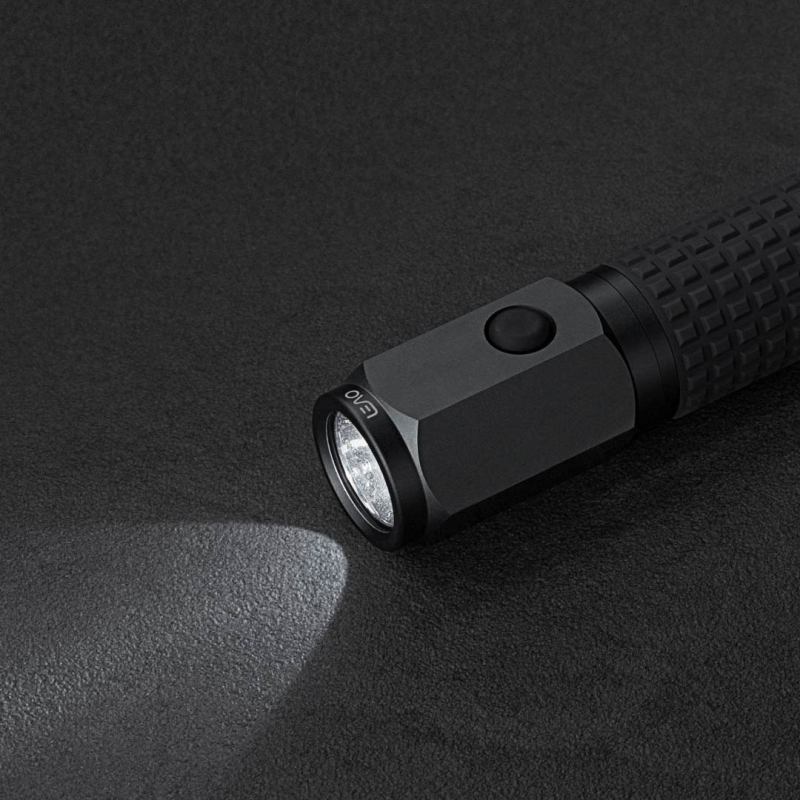 Аварийный молоток безопасности и фонарик в машине