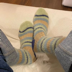 冬季加厚粗线条纹拼色毛绒袜ins貂绒外穿保暖中筒袜女居家长袜