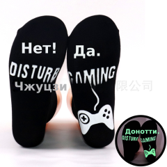 现货欧美跨境爆款中筒袜棉袜脚底防滑点胶字母白胶夜光游戏袜子