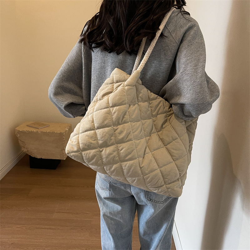 日系简约单肩包女设计款菱格小众大容量手提包绵绵学生党休闲百搭