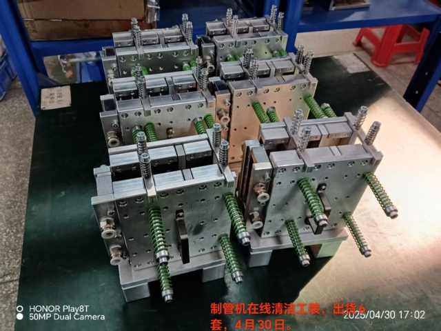 Online cleaning tool for tube making machine