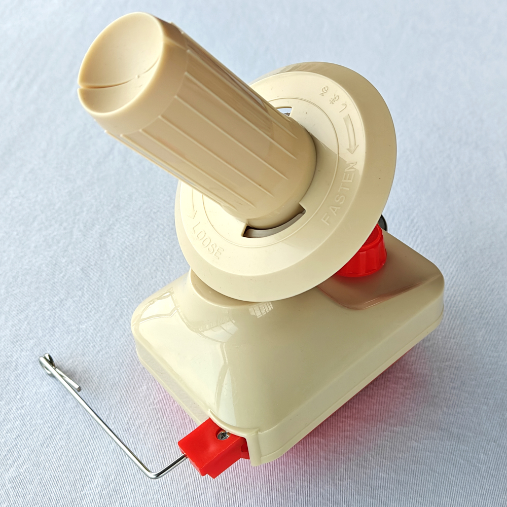 Manual Yarn Ball Winder – Compact Hand-Operated Yarn Winding Tool