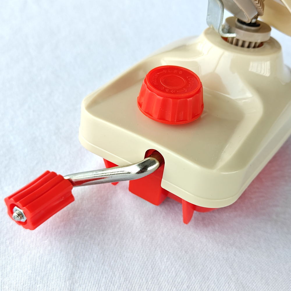 Manual Yarn Ball Winder – Compact Hand-Operated Yarn Winding Tool