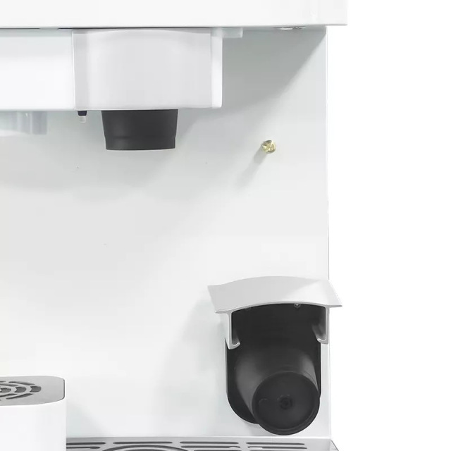 Capsule coffee machine with ice making