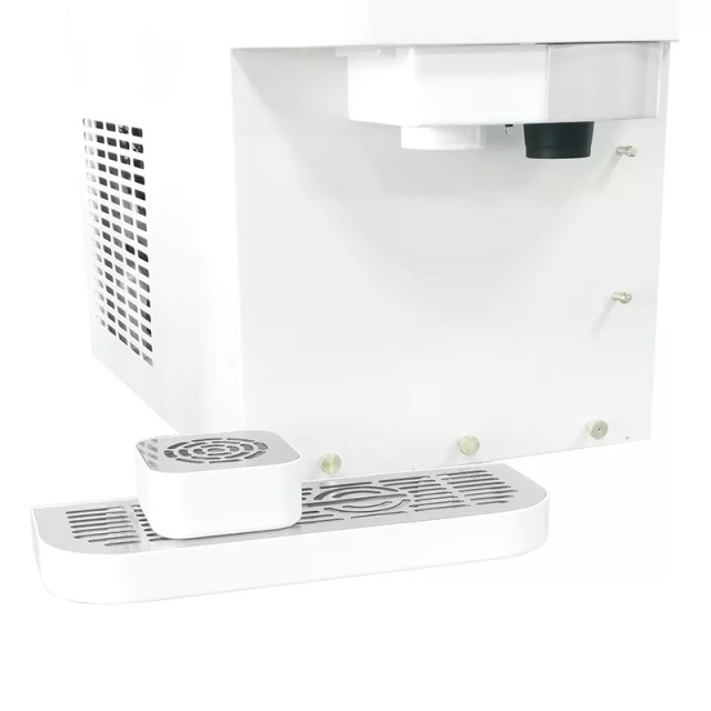 Capsule coffee machine with ice making