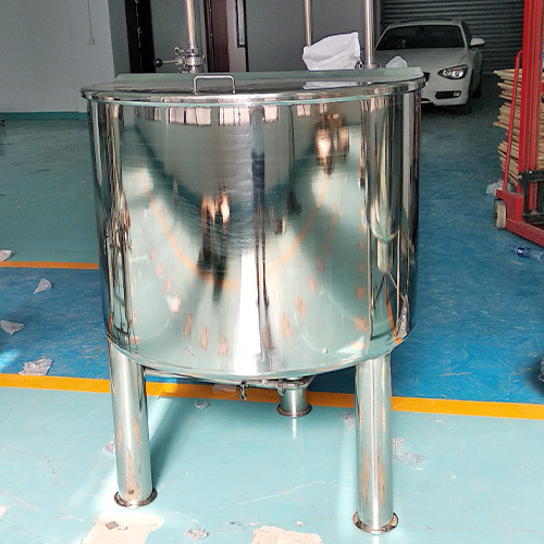 Single layer storage tank
