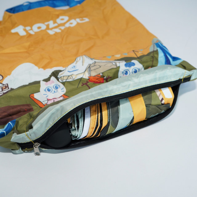 Tiozomoo Wholesale umbrella environmental protection creative design 3 folded UV coated pocket with shopping bag umbrella