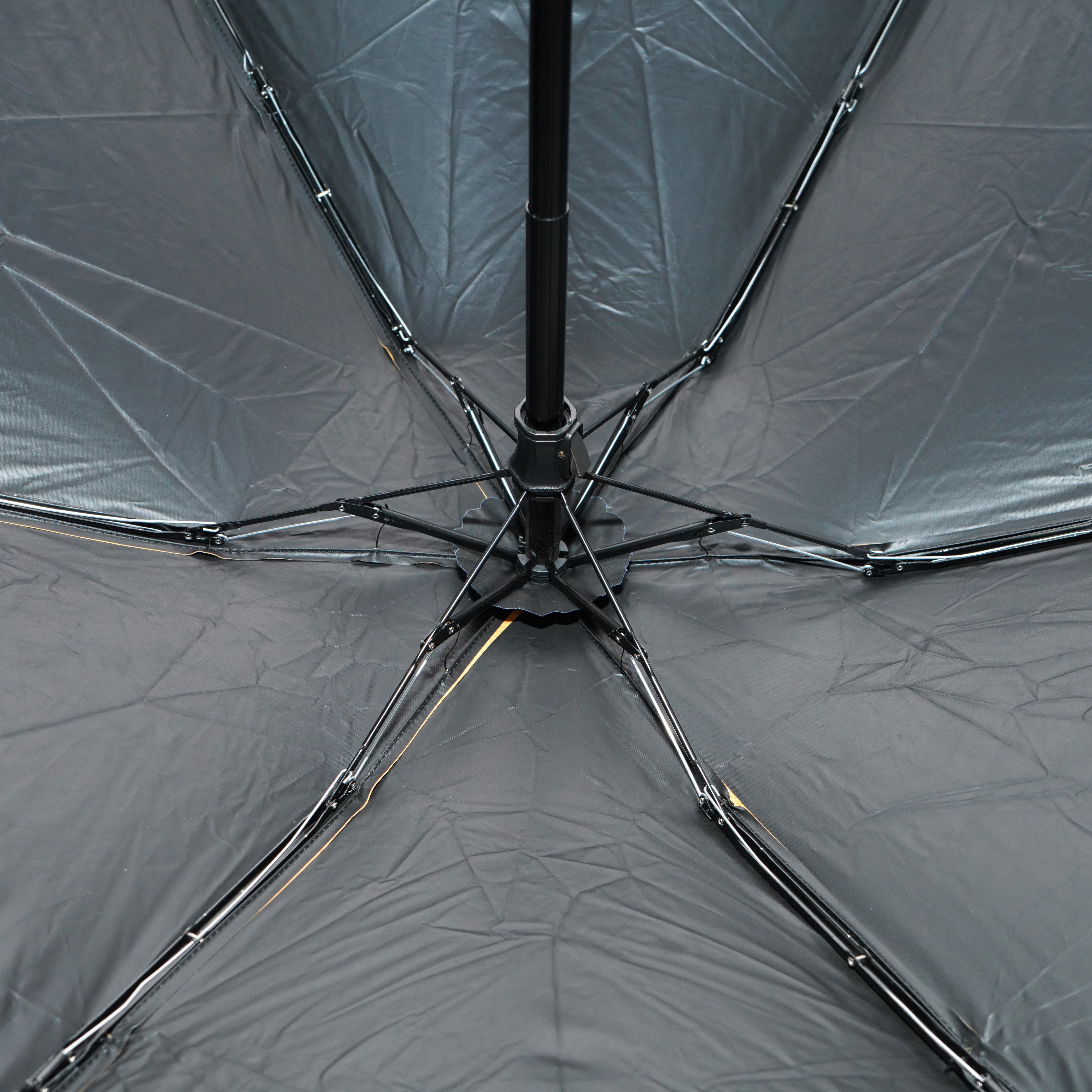Tiozomoo Wholesale umbrella environmental protection creative design 3 folded UV coated pocket with shopping bag umbrella