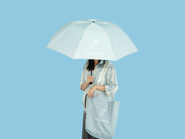 Wholesale 3 Fold UV Umbrella Eco Friendly Travel Shopping Bag Tote Umbrella Hot Sale Souvenir Umbrella with Bag for Promotion