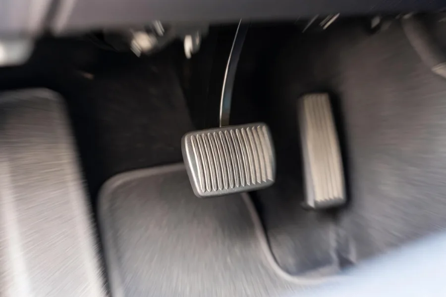 Brake pedal vibration caused by warped brake discs, a clear indicator of disc wear and tear