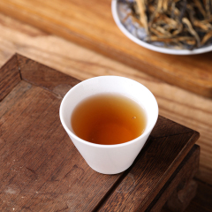 Straight-Strip Tea with One Bud and One Leaf