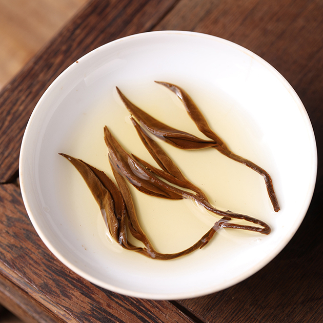 Straight-Strip Tea with One Bud and One Leaf