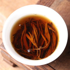 Straight-Strip Tea with One Bud and One Leaf